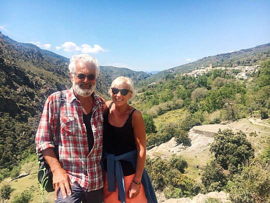Foto der Pensionswirte Sepp und Angela der Casa Rural auf Wanderschaft